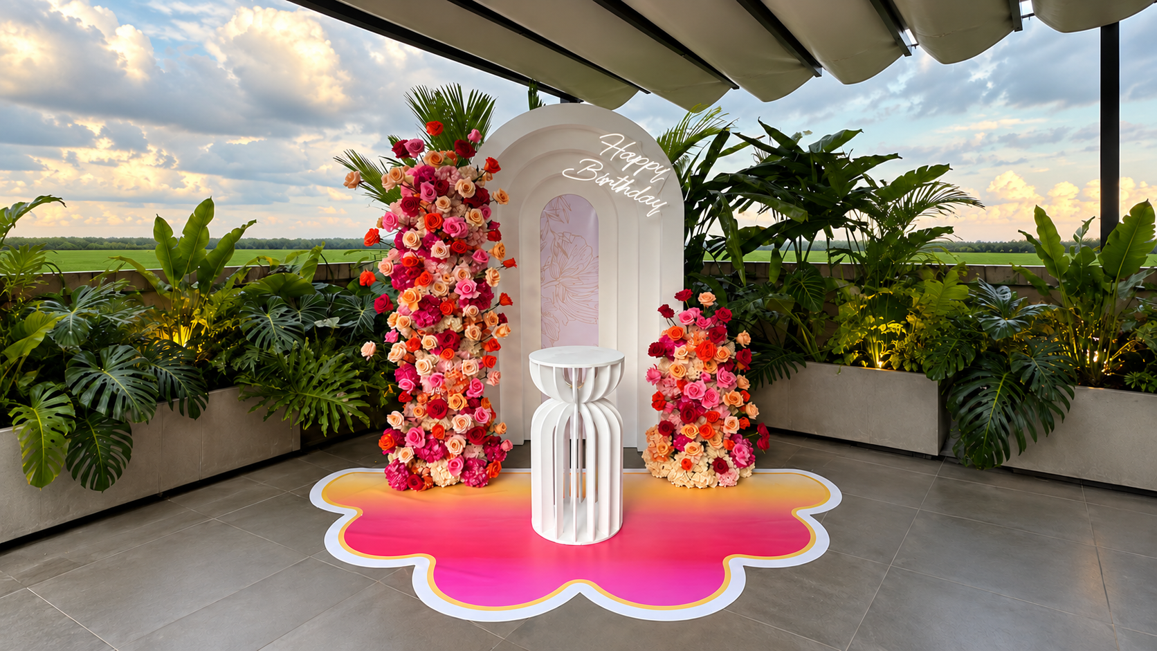 Décoration d’anniversaire adulte avec arche blanche et compositions florales colorées