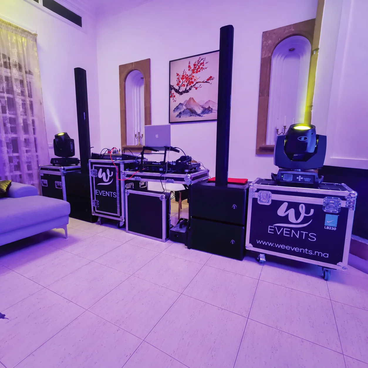 Installation DJ WE EVENTS avec sonorisation et éclairages pour une soirée privée