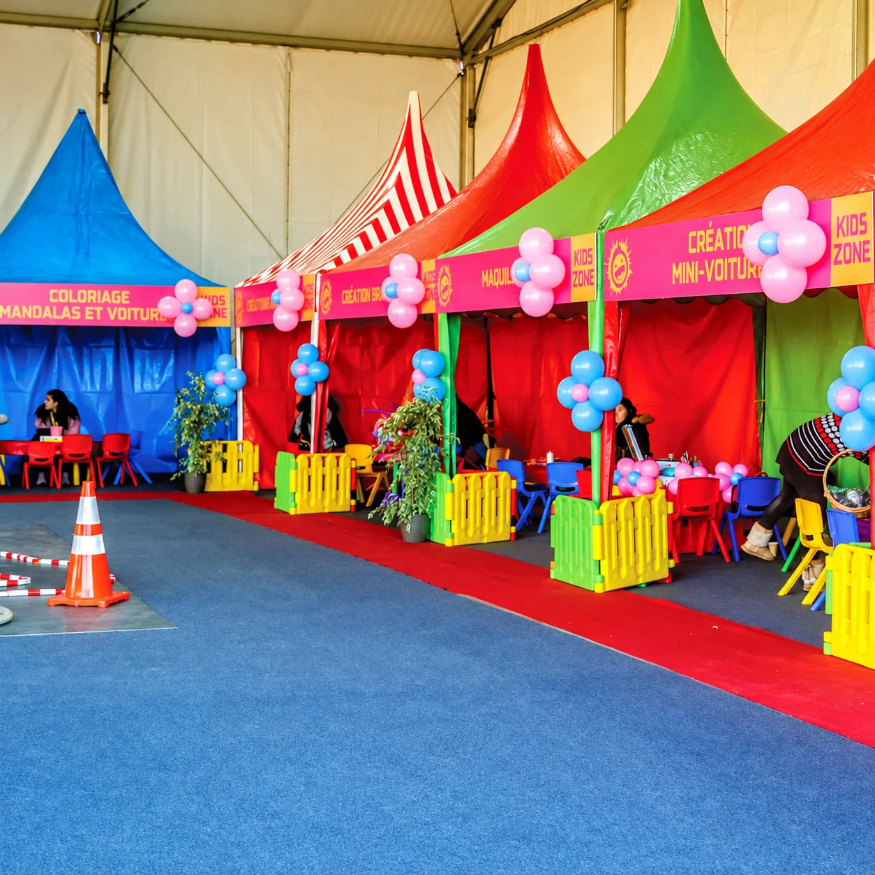 Stands colorés et ateliers créatifs pour un événement scolaire
