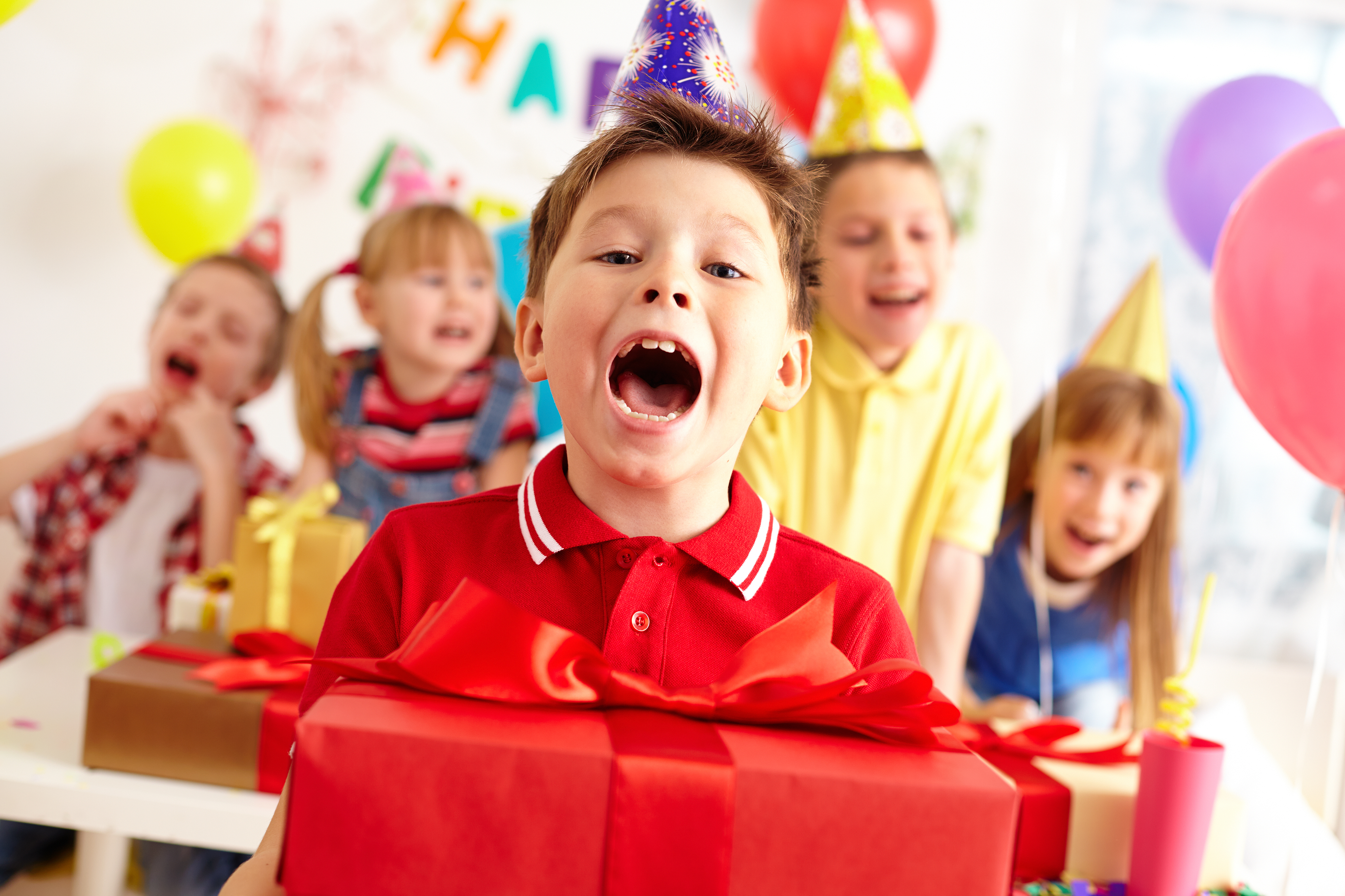 Enfant célébrant son anniversaire avec ses amis et des cadeaux